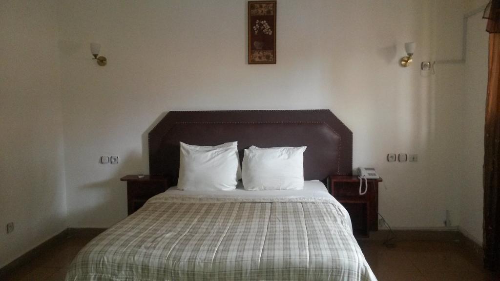 Zambezi Inn Hotel Conakry Szoba fotó